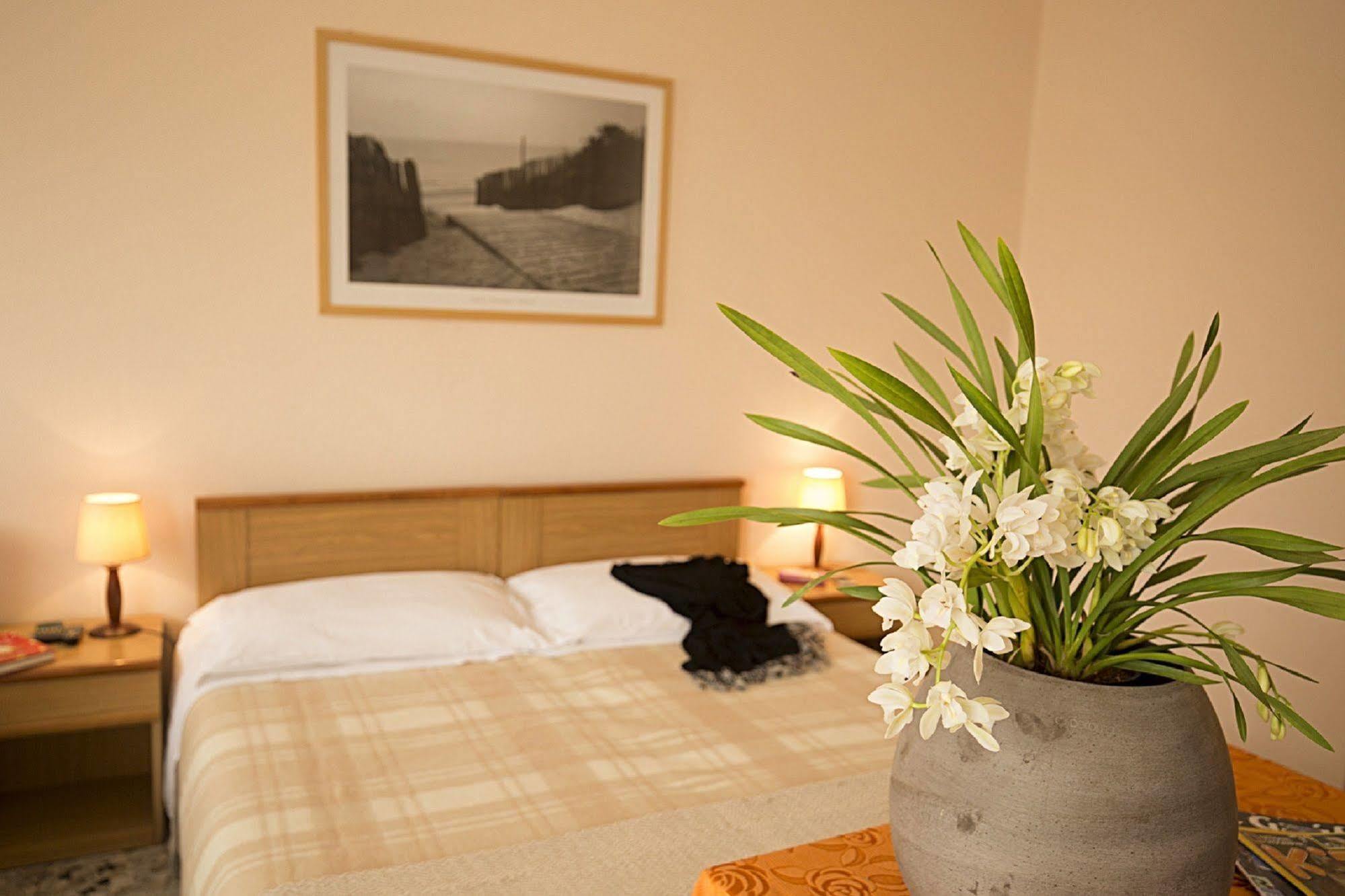 Hotel Buena Onda เปสเคียรา เดล การ์ดา ภายนอก รูปภาพ